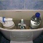 Como ahorrar agua y dinero con una botella de plástico
