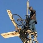 El niño que construyo un molino con una bicicleta