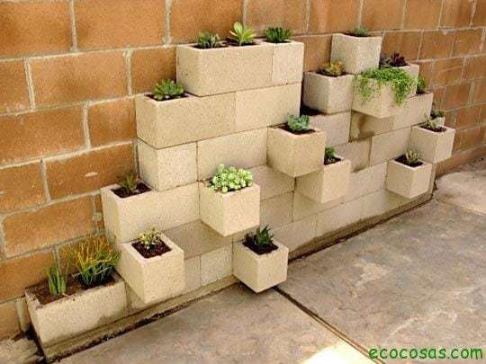 Este pequeño jardín vertical creado con bloques de hormigón puede 