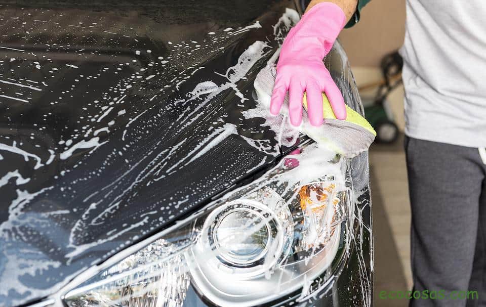 ¿Sabes cómo lavar todo el coche con un solo vaso de agua? 1