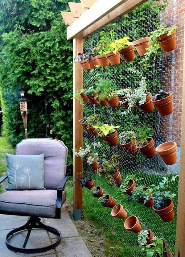 creative-vertical-garden-in-backyard