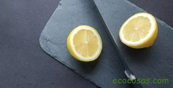 beneficios de tomar agua tibia con limon