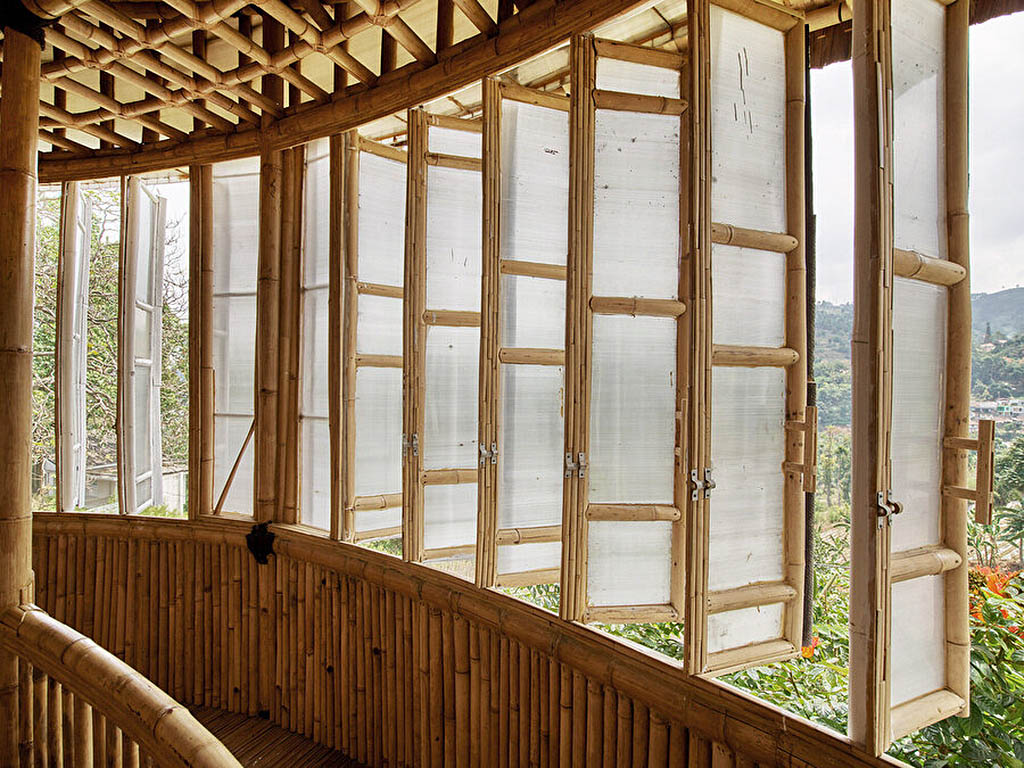 Casa construida con bambú, piedras y plásticos reciclados 5