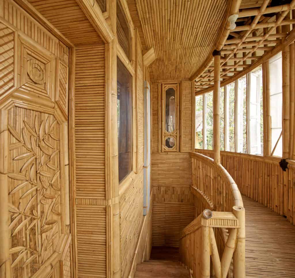 Casa construida con bambú, piedras y plásticos reciclados 4