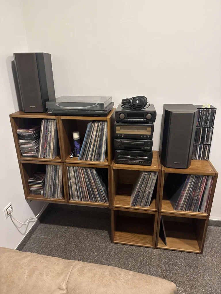mueble de madera maciza con vinilos y toca discos